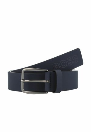 Ceinture bleu marine en matériau lisse, avec une boucle en métal argenté et le logo "BOSS" embossé sur la sangle.