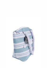 Gestreepte draagtas van lichtblauw en witte stof. Voorzien van gedraaide touwhandvatten, een ritsluiting en een decoratief metalen label.