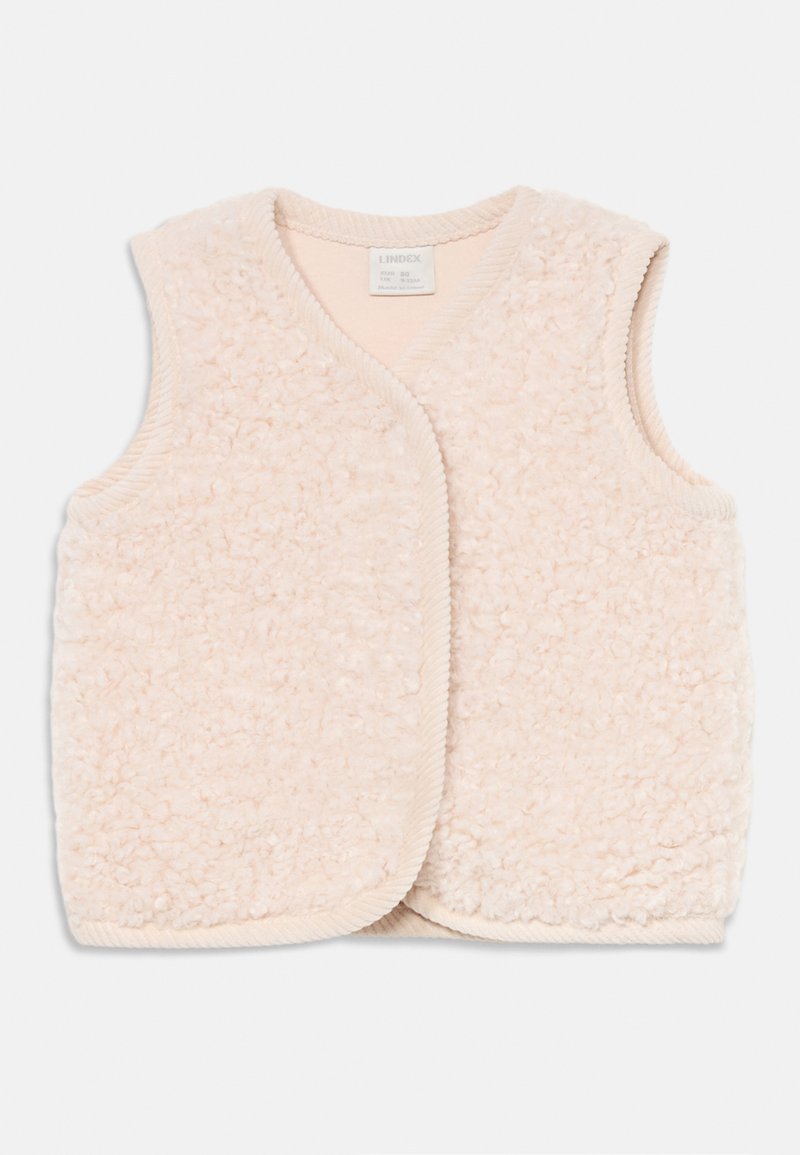 Chaleco de forro polar en rosa claro, con una superficie suave y texturizada. Presenta un escote en V y sisas redondeadas, rematado con un ribete acanalado.