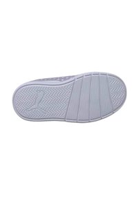 Sole di sneaker viola con motivo a spina di pesce testurizzato, dettagli bianchi e logo. Presenta un design di intersuola rialzata e flessibile.