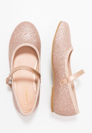 Paar glitzernde pinke Mary-Jane-Ballerinas mit einem einzelnen Riemen und Schnalle, von oben und von der Seite auf weißem Hintergrund gezeigt.