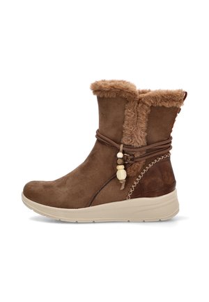 Bota marrón de invierno hasta el tobillo con ribete de piel sintética, cuentas decorativas, detalles cosidos y suela de goma beige.