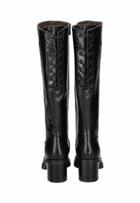 Bottes noires en cuir montantes, avec un laçage à l'avant, texture lisse et talon carré. L'arrière présente un détail découpé subtil.
