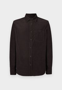 Camisa de manga larga marrón oscuro hecha de un tejido texturizado, con cuello abotonado y un bolsillo en el pecho con un solo botón.