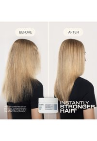 Zij-aan-zij vergelijking van het blonde haar van een vrouw voor en na de behandeling, waarbij kroezend haar is getransformeerd tot glad, recht haar.