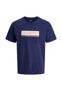 Marinblaues T-Shirt mit kurzen Ärmeln, mit einem cremefarbenen und kastanienbraunen rechteckigen Logo, das auf der Brust "JACK & JONES SINCE NINETEEN NINETY" liest.