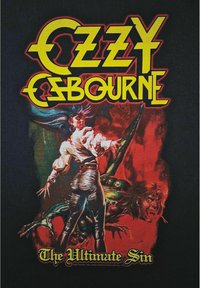 Tučné žluté písmo "Ozzy Osbourne" nad postavou v volné bílé košili a kožených kalhotách, která se postaví démonické bytosti s ostrými zuby.