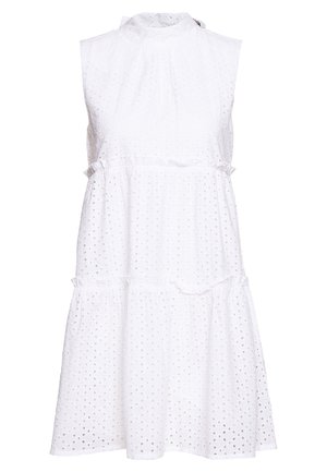 Mouwloze witte eyeletjurk met hoge hals en gelaagde rok, met een klein cirkelvormig uitsnijdpatroon door de hele stof.
