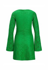 Robe en dentelle verte avec de longues manches évasées, corsage ajusté et ourlet évasé. Présente un motif floral texturé sur l'ensemble.