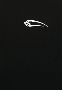 Schwarzer Stoff mit strukturierter Oberfläche, der ein weißes stilisiertes Logo zeigt, das einem Panther oder einem ähnlichen Tier-Design ähnelt.