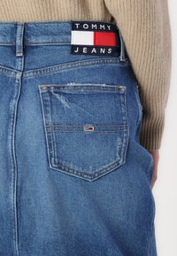 Tommy Jeans CLAIRE MIDI SKIRT - Gonna di jeans - blue denim