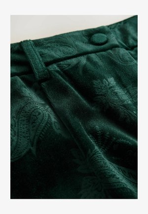 Giliai žalia raštuota medžiaga su minkštu tekstūru, kurioje subtilus paisley raštas ir mygtuko detalė ant juosmens.