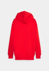 Röd huvtröja i mjukt tyg, med design av känguruficka, ribbade muddar och en strukturerad huva.