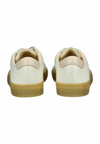 Weiße Ledersneaker mit texturiertem Finish, beigen Akzenten und Gummisohlen. Mit einem Logo auf der Ferse und klassischem Schnürdesign.