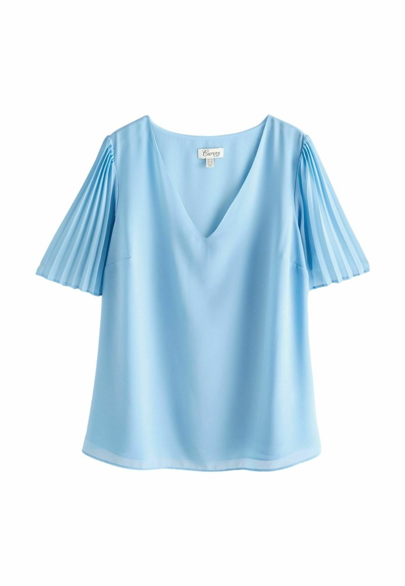 Blouse bleu clair avec col en V et manches courtes plissées en tissu lisse sur fond blanc.