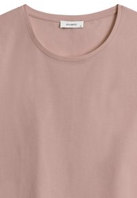 Jasnoróżowa koszulka z miękkiego materiału z okrągłym dekoltem. Metka głosi "ATLANTIC", rozmiar mały. Gładka faktura, minimalistyczny design.