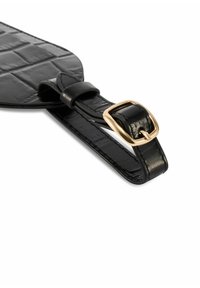 Czarny skórzany pasek z prostokątną złotą klamrą i teksturą krokodyla, zabezpieczony pętlą na białym tle.