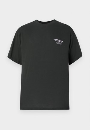 Svart bomulls-t-shirt med korta ärmar, rund halsringning och vit tryckt text på bröstet. Enkel design med avslappnad passform.