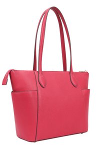 Sac fourre-tout en cuir texturé rouge avec deux poignées, poches latérales et fermeture éclair, présentant des détails de couture noirs contrastants.