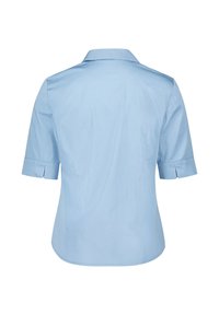 Hellblaues kurzärmeliges Hemd mit Kragen, glatter Textur, Rückenteil und leicht gebogenem Saum.