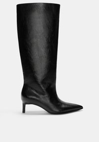 Črne usnjene škornje do kolen z sijočo površino, koničastim nosom in ozkim peto. Gladka tekstura z minimalnimi detajli in elegantnim dizajnom.