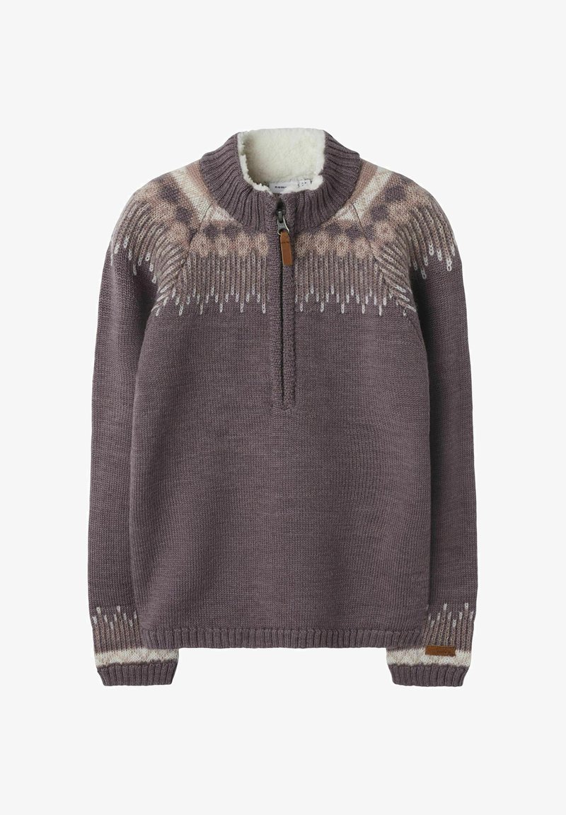 Fioletowy sweter z dzianiny z wzorem fair isle na ramionach oraz mankietach, z półzamkiem z przodu i białym polarem na wysokim kołnierzu.