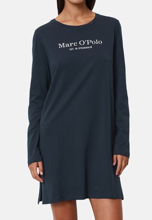 Mörkblå långärmad klänning i bomull med rund halsringning och vit text "Marc O'Polo EST. I STOCKHOLM" på framsidan. Rakt snitt, midjehöjd.