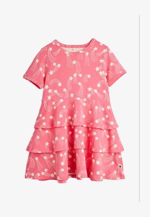 Rosa kortermet kjole med lagdelt design og hvite mønstre av stjerneskudd, samt rund hals, designet for barn.