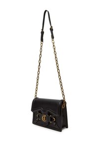 Borsa a tracolla nera in pelle con una forma rettangolare strutturata, decorata con dettagli in oro e una tracolla a catena, dotata di una patta pieghevole e chiusura.