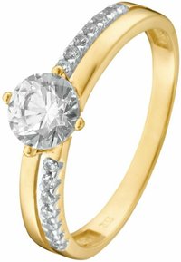 Guldring med en central rund diamant och en ring som är prydd med mindre klara stenar längs ena sidan, med en slät polerad yta.