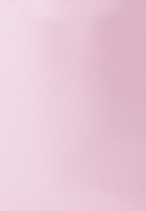Tessuto rosa chiaro caratterizzato da una consistenza morbida e da un aspetto uniforme, adatto per abbigliamento o tappezzeria.