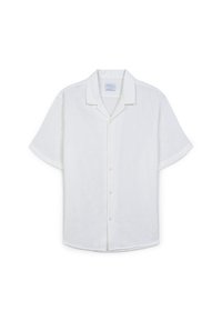 Camicia bianca a maniche corte con bottoni, realizzata in un tessuto testurizzato e caratterizzata da un sottile motivo geometrico e un colletto classico.