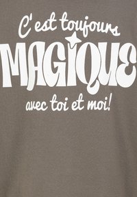 Grijs katoenen T-shirt met witte tekst waarop staat: "C'est toujours MAGIQUE avec toi et moi!" in speelse typografie.