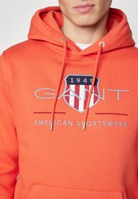 GANT ARCHIVE SHIELD - Mikina s kapucňou - orange