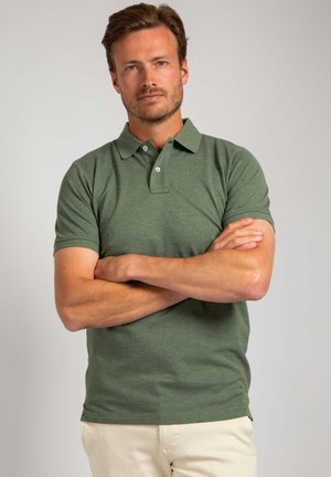 Grünes Poloshirt mit klassischem Kragen, kurzen Ärmeln und einer dezenten Textur. Verfügt über drei Knöpfe am Hals und einen lässigen Schnitt.