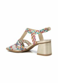 Sandalo con tacco intrecciato multicolore e tacco a blocco dorato metallico. Presenta cinturini incrociati e una soletta imbottita per il comfort.