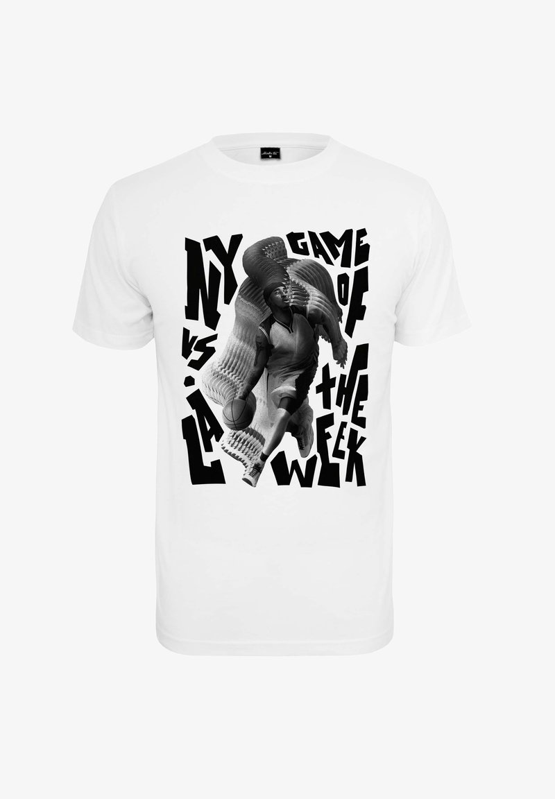 Bela bombaža majica s grafičnim tiskom košarkarja v gibanju, obkrožena s poudarnim črnim besedilom "NY proti LA IGRA TEDNA."