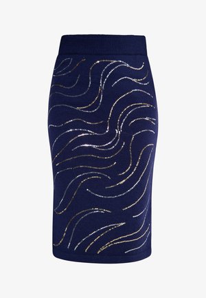 Tengerés kék kötött ceruza szoknya, hullámmintákkal, amelyet ezüst és arany flitterek díszítenek. Rugalmas derékrész a kényelem érdekében.