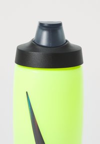 Botella de agua deportiva de color verde brillante con tapa negra y boquilla. Presenta un diseño elegante y una sutil franja irisada en el lateral.