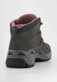 Graue Wildleder-Wanderschuhe mit einem strukturierten rosa Kragen, Gummisohle und Metallschnürungen, die ein hochgeschnittenes Design für Unterstützung bieten.
