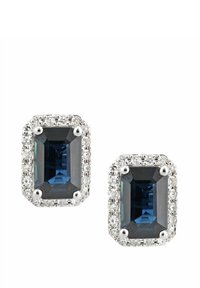 Gemas azules en corte esmeralda engastadas en metal de tono plateado, rodeadas de pequeños cristales transparentes, con forma rectangular y acabado pulido.