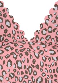 Tessuto rosa con motivo a stampa leopardata marrone e bianco, con bordi scallopati e dettagli di cucitura a zigzag.