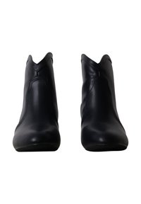 Paire de bottines en cuir noir avec découpe en V et bouts arrondis lisses, vues de face sur fond blanc.
