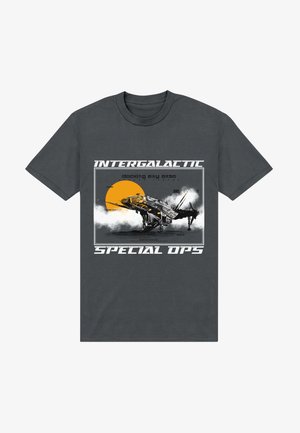 Grå bomulds t-shirt med et grafisk design af et rumfartøj, en stor orange sol og fed hvid tekst, der siger "Intergalactic Special Ops."