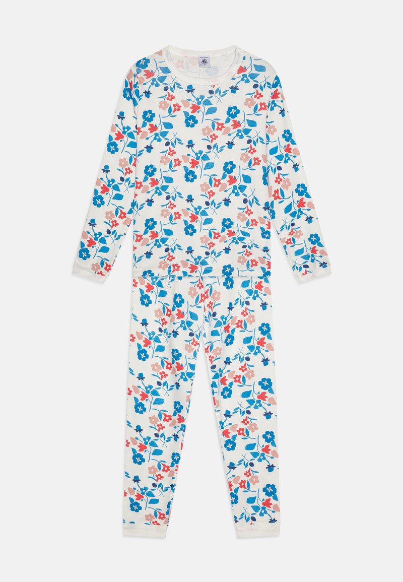 Virágmintás pizsama szett, fehér háttérrel, hosszú ujjak, és leggings, amelyek kék, piros és rózsaszín virágokkal valamint zöld levelekkel díszítettek.