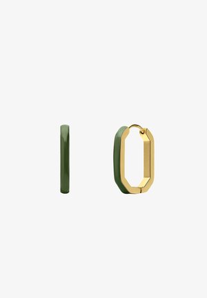 Groene hars oorbel in de vorm van een ring met een gouden metalen hardware accent. Hoekig ontwerp met een gladde textuur en gepolijste afwerking.