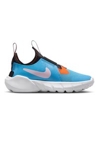 Scarpa sportiva con tomaia in mesh blu, dettagli neri, particolari arancioni, logo rosa e suola bianca testurizzata; presenta un design slip-on e linguette per facilitare l'indossamento.