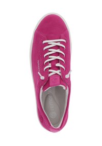 Rosa Wildledersneaker mit weißen Schnürsenkeln, runder Zehenpartie und strukturiertem Innensohle. Mit Logo-Details an der Seite und gepolstertem Kragen für zusätzlichen Komfort.