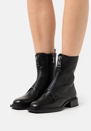 Tamaris, Lage laarzen - black