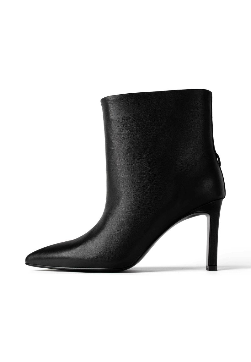 Botine din piele neagră, cu vârf ascuțit și toc stiletto înalt. Textură netedă și design minimalist, având un detaliu cu fermoar la spate.
